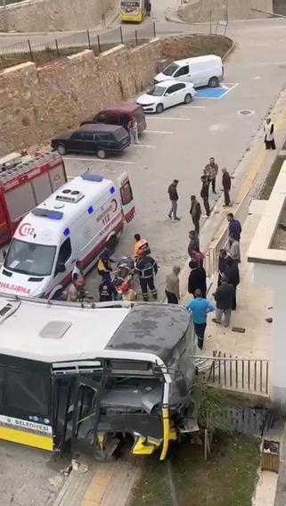 Otobüs istinat duvarını aşıp, otomobilin üstüne düştü; şoför ağır yaralandı