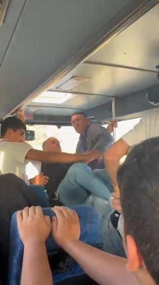 Halk otobüsünde, şoför ile yolcunun kavgası kamerada