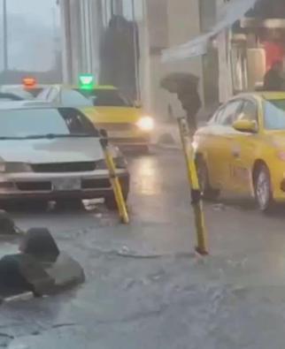 İstanbulda fırtına etkili oluyor; yollar göle döndü, çatılar uçtu