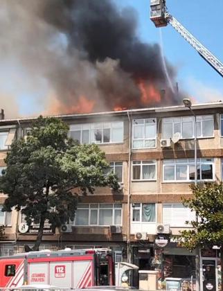 Üsküdarda 4 katlı binanın çatısında çıkan yangın söndürüldü