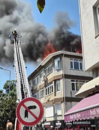 Üsküdarda 4 katlı binanın çatısında çıkan yangın söndürüldü