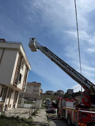 Arnavutköy’de binada çıkan yangında mahsur kalanlar kepçeyle kurtarıldı