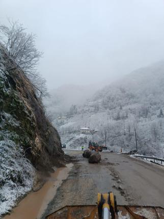 Trabzonda heyelan; kaya parçaları yola düştü