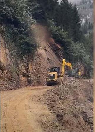 Rize’de heyelan; iş makinesi operatörü saniyelerle kurtuldu