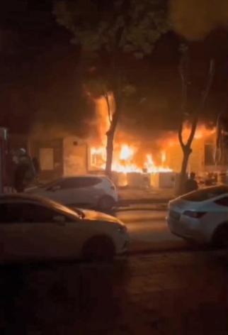 Küçükçekmecede beyaz eşya deposu alev alev yandı; mahalleli panik yaşadı