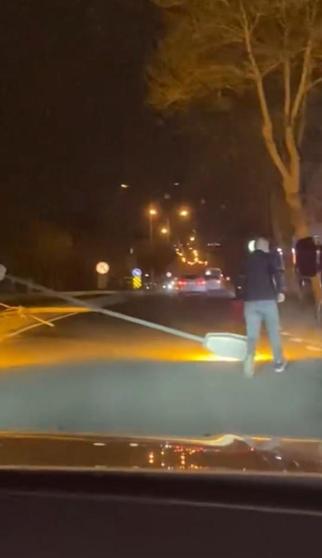 İstanbulda fırtına nedeniyle bazı binaların çatısı uçtu, denizde dev dalgalar oluştu