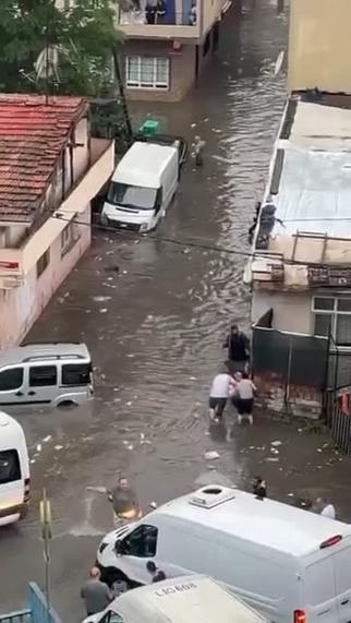 İstanbulda sağanak yağmur: Caddeler su içinde kaldı, trafik durdu, pazar esnafı zor anlar yaşadı