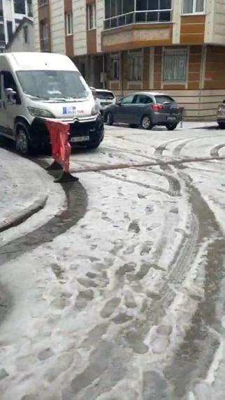 İstanbul’da dolu etkili oldu; yollar beyaza büründü