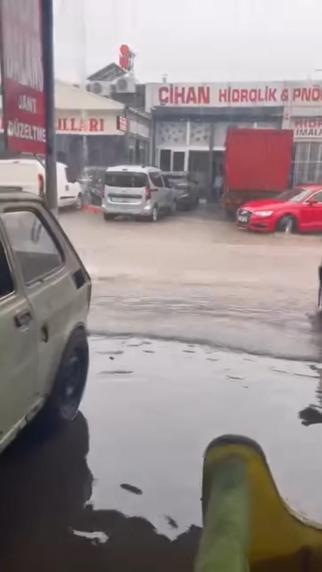 Kocaelide sağanak etkili oldu; cadde ve sokaklar göle döndü
