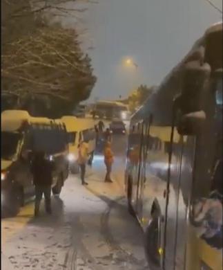 İstanbulda kar yağışı; kayan araçların kaza yaptığı anlar kamerada