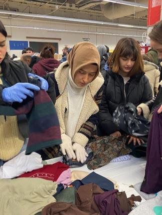 Depremden kurtulan Hatice öğretmen, yardıma koştu