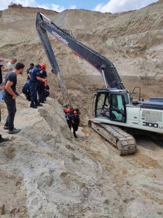 Silivride kum ocağındaki göçükte kalan kepçe operatörünün cansız bedeni bulundu