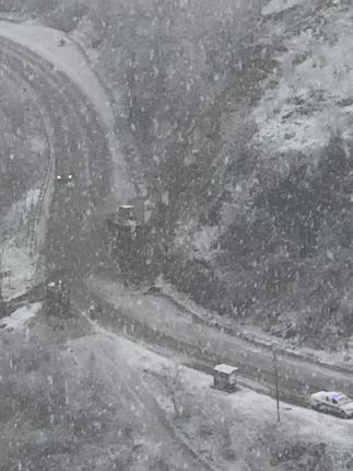 Trabzonda heyelan; kaya parçaları yola düştü