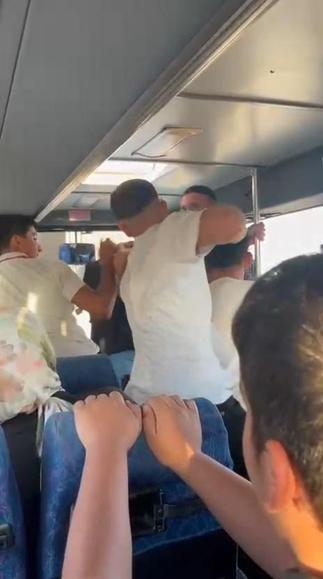 Halk otobüsünde, şoför ile yolcunun kavgası kamerada