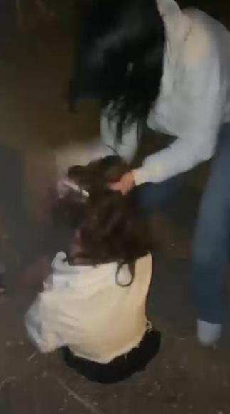 2 kız, tartıştıkları kızı yere yatırıp darbetti