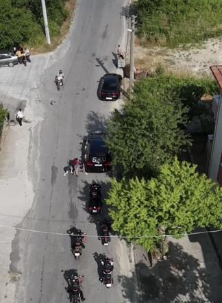 Düğün konvoyunun önünü kesmek isteyen çocuğa motosiklet çarptı; o anlar dronla görüntülendi
