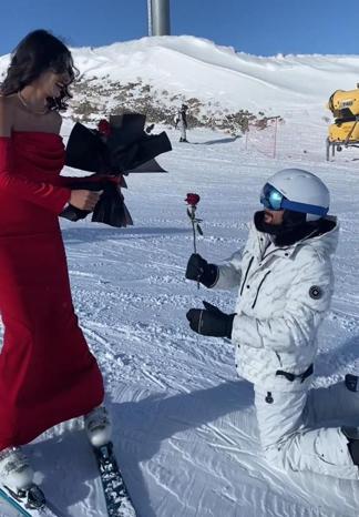 Kırmızı elbisesiyle Erciyes’te kayak yapıp, gül dağıttı
