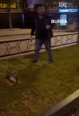 Türk bayrağını yakmaya çalıştığı öne sürülen şüpheli, kadın tepki gösterince kaçtı