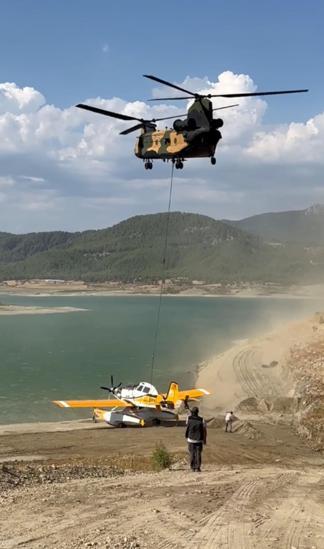Kırıma uğrayan yangın söndürme uçağı gölden çıkarıldı