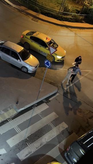 Şişli’de sokaktaki tartışma sonrası kendini yerden yere atan kadın direği yumrukladı