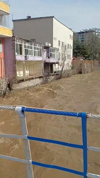 Çayın seviyesi yükseldi; su kıyıdaki evlerin giriş kat balkonlarına ulaştı