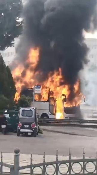 Seyir halindeki yolcu otobüsü alev alev yandı
