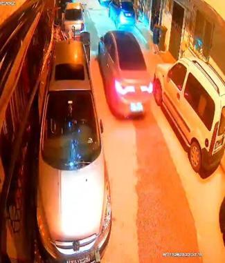 Gece saatlerinde geldikleri sokakta havai fişek ateşleyip kaçtılar