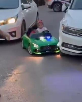 Çocuğun kullandığı akülü araca otomobilin çarptığı kaza kamerada