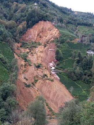 Rizede heyelan; 2 boş ev toprak altında kaldı