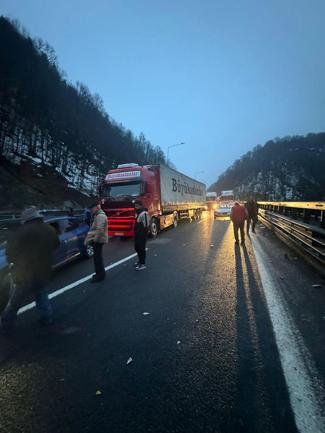 Makaslama yapıp, yolu kapatan TIRa otomobil çarptı