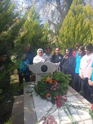 Köpekten kaçarken kamyonun çarpmasıyla hayatını kaybeden Mahra mezarı başında anıldı