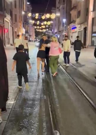 Taksimde kemerli tekmeli yumruklu kavgalar kamerada