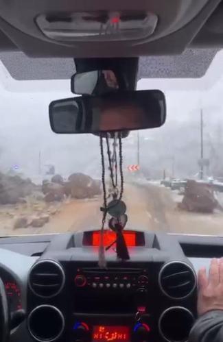 Trabzonda heyelan; kaya parçaları yola düştü