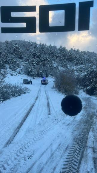 Yolu kar nedeniyle kapanan köyüne ekmek taşıdı