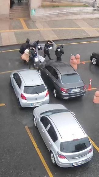 Fırtınada bebeğiyle yürürken polislerin siper olduğu anne: Hayatım boyunca minnet duyacağım