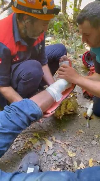 Ormanda yürüyüş yaparken kayalıklardan düşüp ayağı kırıldı, 4 saatte kurtarıldı
