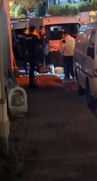 Kağıthane’de çıplak halde markete girip müşterilere saldırdı; polis otomobilin altında yakaladı