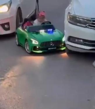 Çocuğun kullandığı akülü araca otomobilin çarptığı kaza kamerada