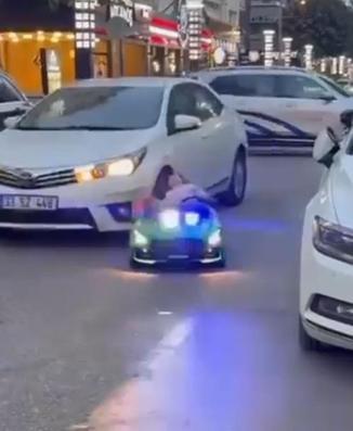 Çocuğun kullandığı akülü araca otomobilin çarptığı kaza kamerada