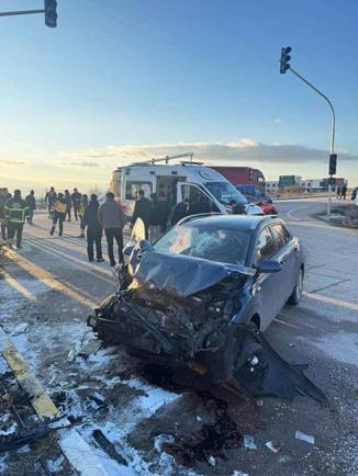 Öğrenci servis minibüsü ile otomobil çarpıştı: 9 yaralı