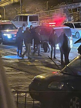 Dur ihtarına uymayan 2 şüpheli takip sonucu yakalandı: 1 polis yaralandı