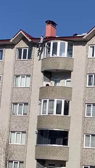 6 katlı binanın çatısından düşmekten, beline bağladığı iple kurtuldu