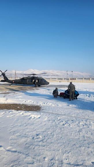 Batman’da yolu kardan kapanan köydeki hasta, askeri helikopterle hastaneye ulaştırıldı