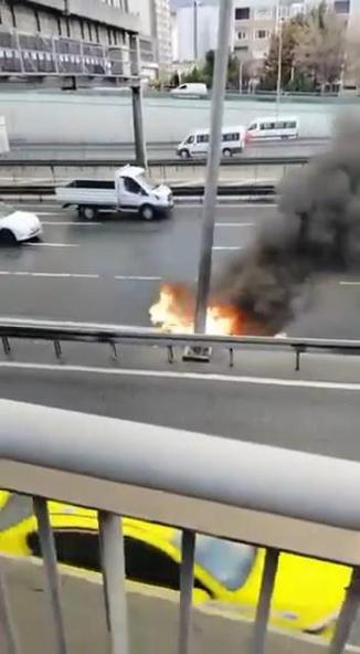 Beylikdüzünde motosiklet alev alev yandı