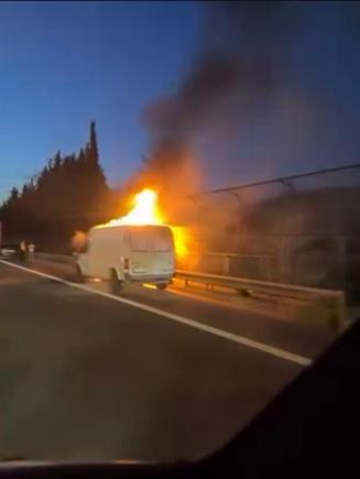 Beşiktaş TEM Otoyolu’nda seyir halindeki minibüs alev alev yandı