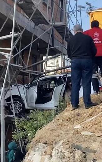 Kartalda yoldan çıkan otomobil inşaat ile duvar arasında sıkıştı