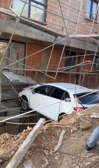 Kartalda yoldan çıkan otomobil inşaat ile duvar arasında sıkıştı