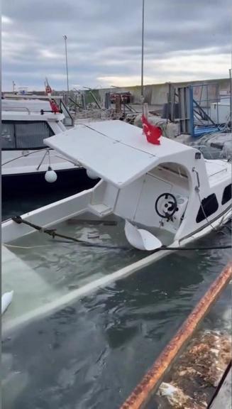 İstanbul’da lodosun etkisiyle dalgalar mendirekleri aştı; 2 tekne battı