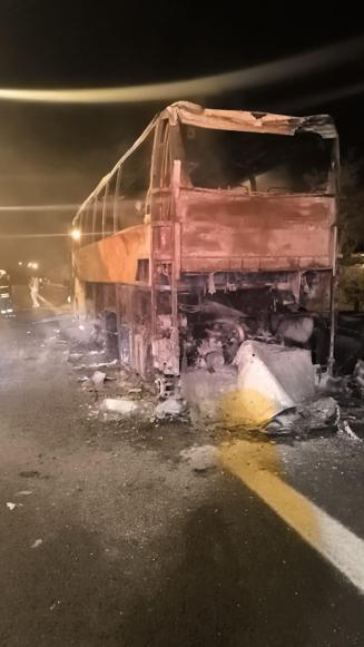 Adanada seyir halindeki yolcu otobüsü yandı