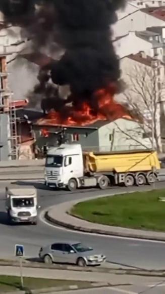 Arnavutköyde 2 katlı metruk bina alev alev yandı